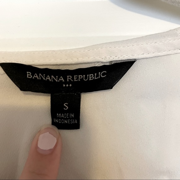 Banana Republic Ivory Cream Ruffle Sleeve Asymmetrical Sleeveless Top Size Small - Picture 2 of 3